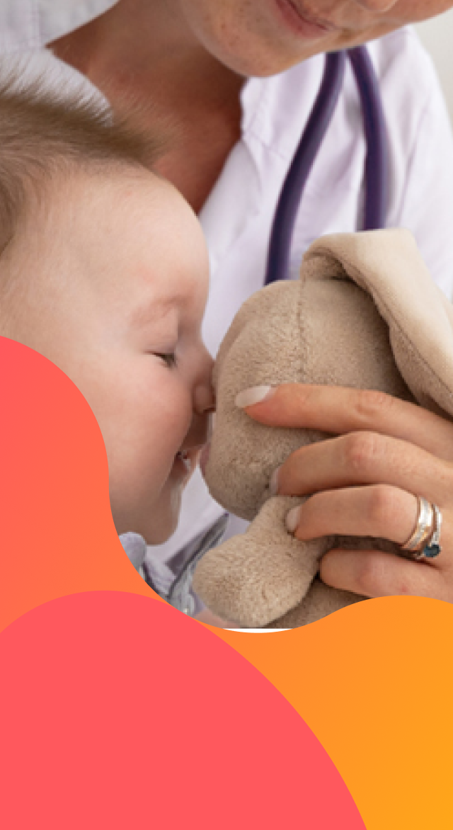 Bebé jugando con un peluche con una doctora Bebé jugando con un peluche con una doctora