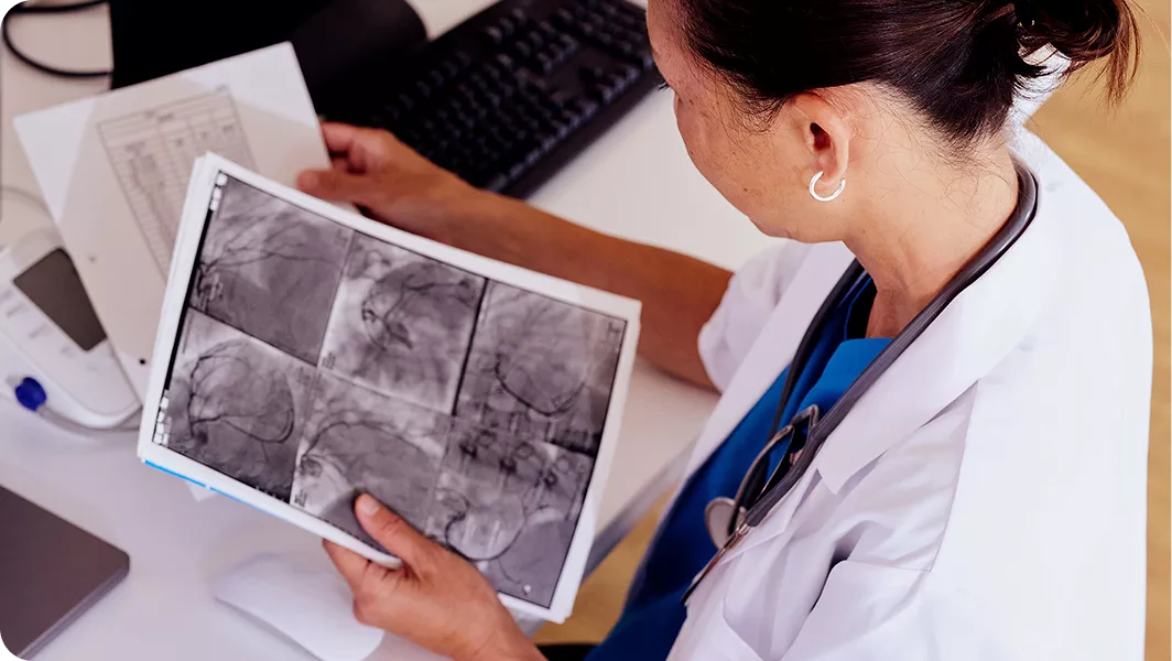 Doctora estudiando la placa de un paciente