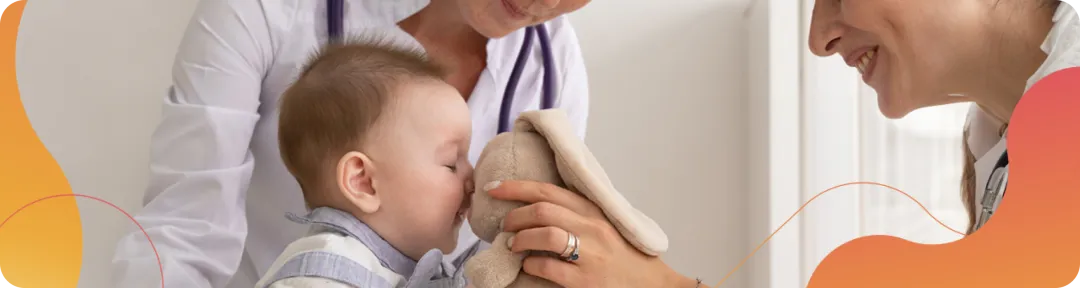 Bebé jugando con un peluche con una doctora