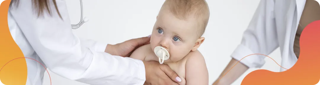 Doctor examinando a un bebé