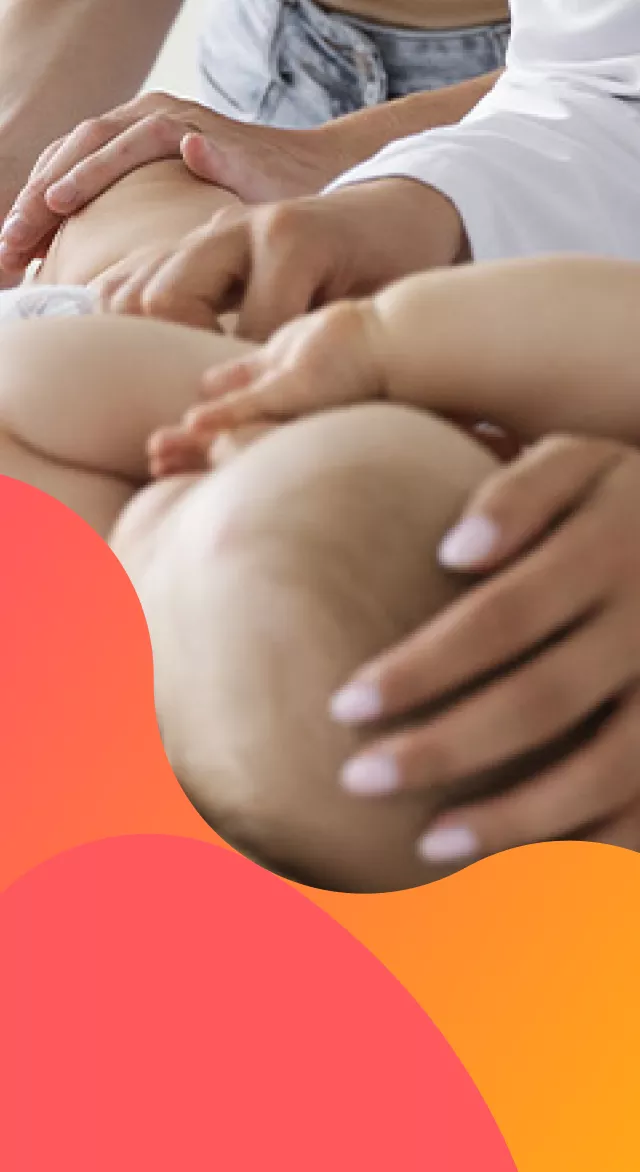 Doctor examinando a un bebé