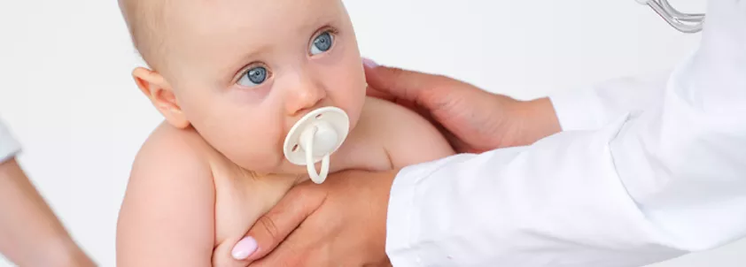 Doctor examinando a un bebé