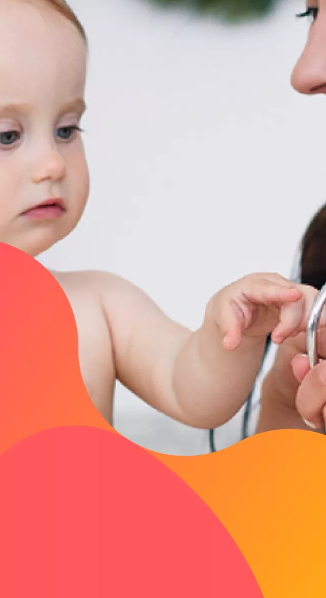 Doctora examinando a un bebé