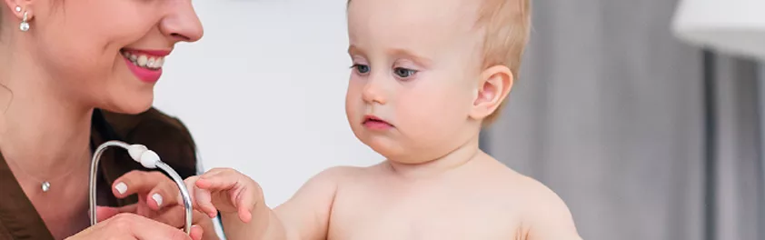 Doctor examinando a un bebé