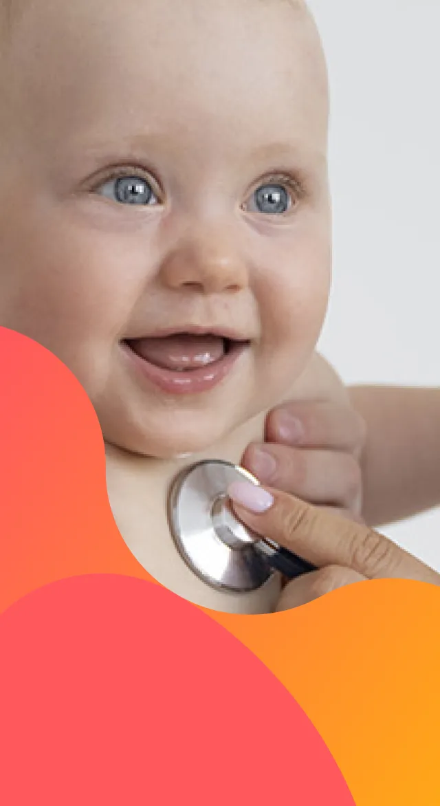 Doctor examinando a un bebé