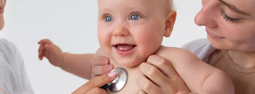 Doctora examinando a un bebé