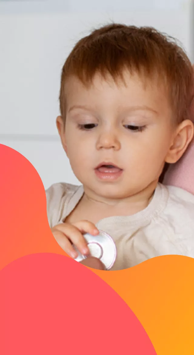 Doctor examinando a un bebé