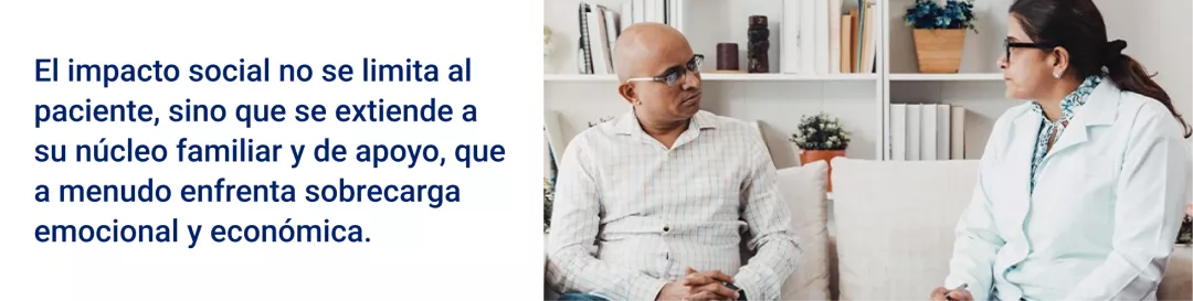 El impacto social no se limita al paciente, sino que se extiende a su núcleo familiar y de apoyo, que a menudo enfrenta sobrecarga emocional y económica.