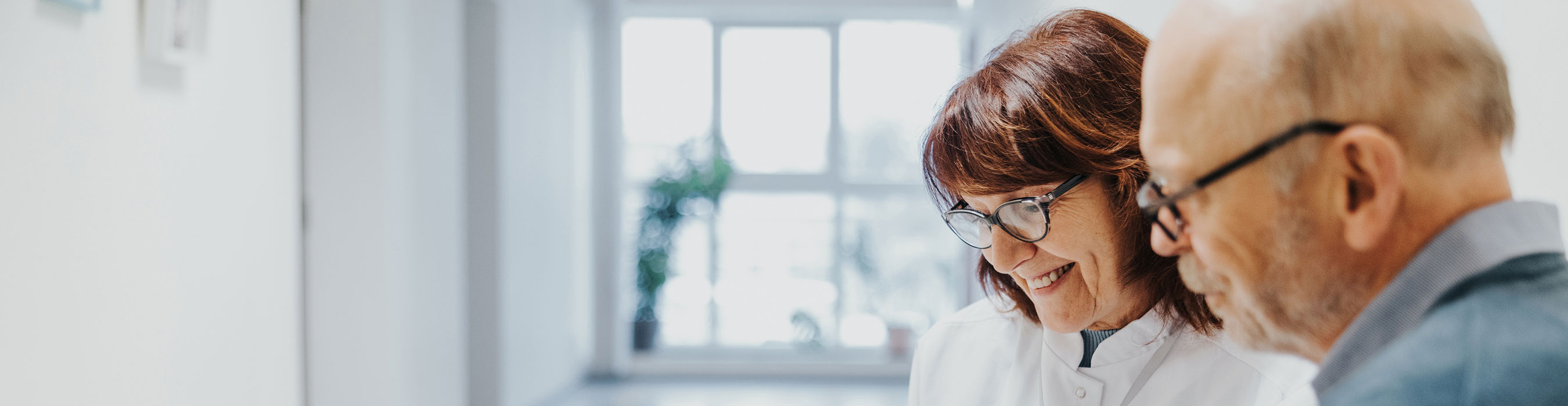 Ärztin erklärt einem Patienten die Befunde