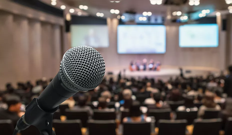 Mikrofon im Tagungssaal