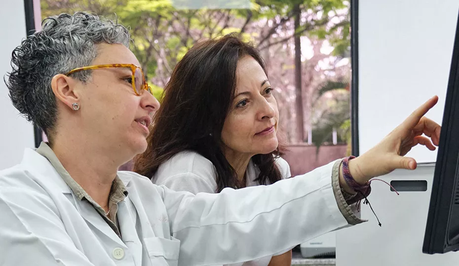 Medizinisches Fachpersonal vor dem Bildschirm