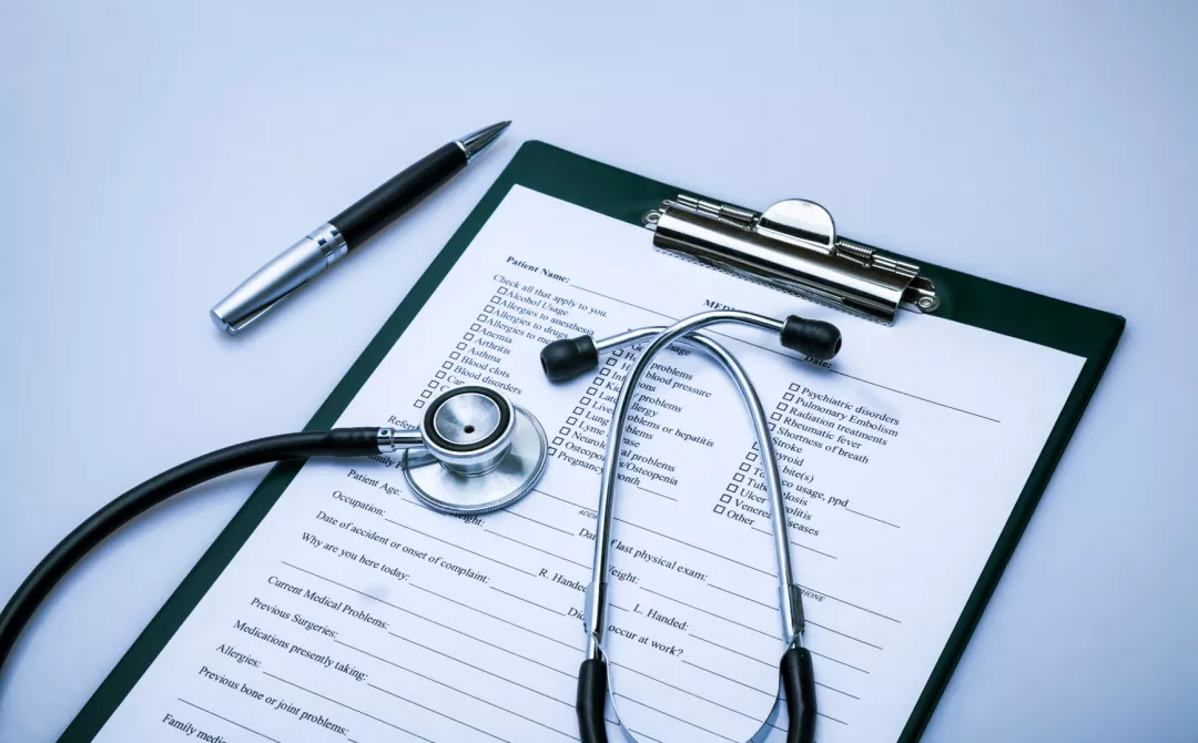 Table with stethoscope, checklist and pen