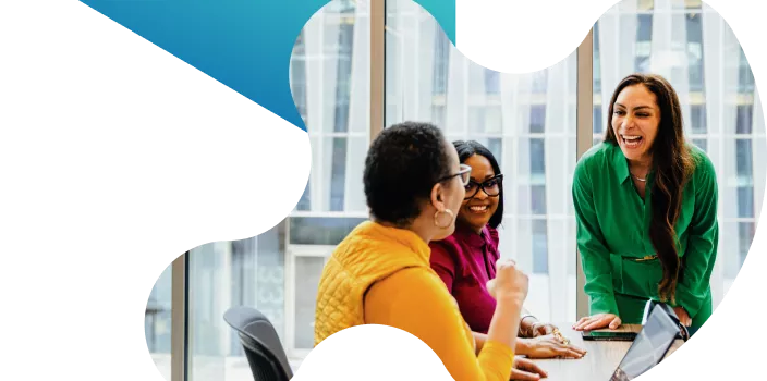 Pessoas ao redor de uma mesa