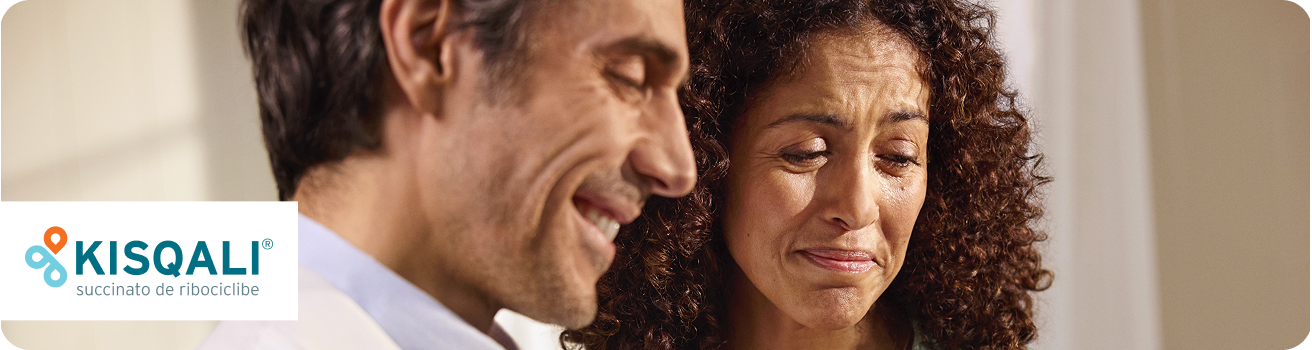 Imagem em formato horizontal mostrando, à direita, um profissional de saúde de jaleco branco ao lado de uma paciente em ambiente interno claro, sugerindo atendimento ou acolhimento em consultório. À esquerda, aparece o logotipo do medicamento KISQALI, com ícone gráfico em laranja e azul e o texto “KISQALI® succinato de ribociclibe” sobre fundo branco.