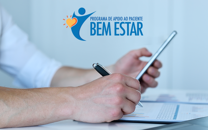Mãos segurando caneta e tablet enquanto preenche um formulário, com o logotipo “Programa de Apoio ao Paciente Bem Estar” em cima.