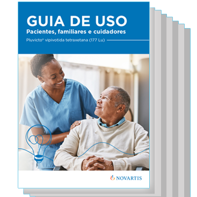 Capa de folheto com fundo azul e imagem de profissional de saúde ao lado de um paciente; título “Guia de Uso” e subtítulo “Pacientes, familiares e cuidadores”; menção a “Pluvicto® vipivotida tetraxetana (177Lu)”; logotipo da Novartis e grafismos em linha.