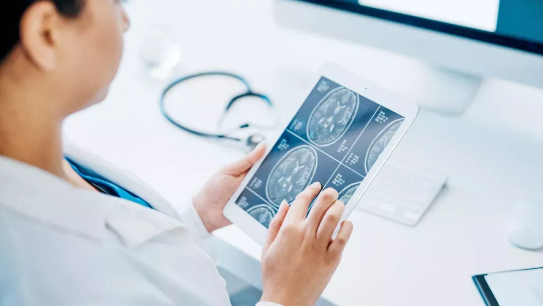 Médica olhando o resultado de um paciente