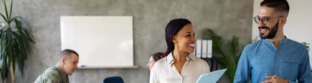 Banner - Homem e mulher em uma sala de escritório sorrindo
