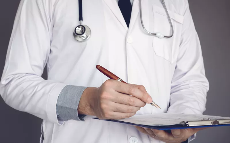 img-medico-preescrevendo