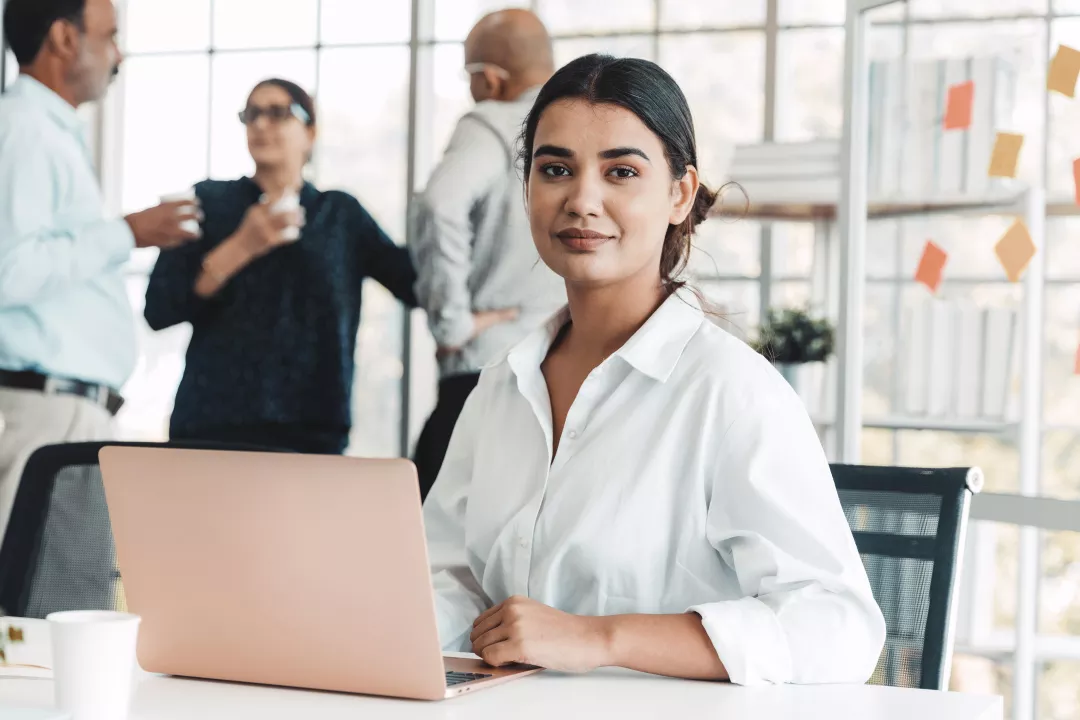 Mulher no escritório com notebook