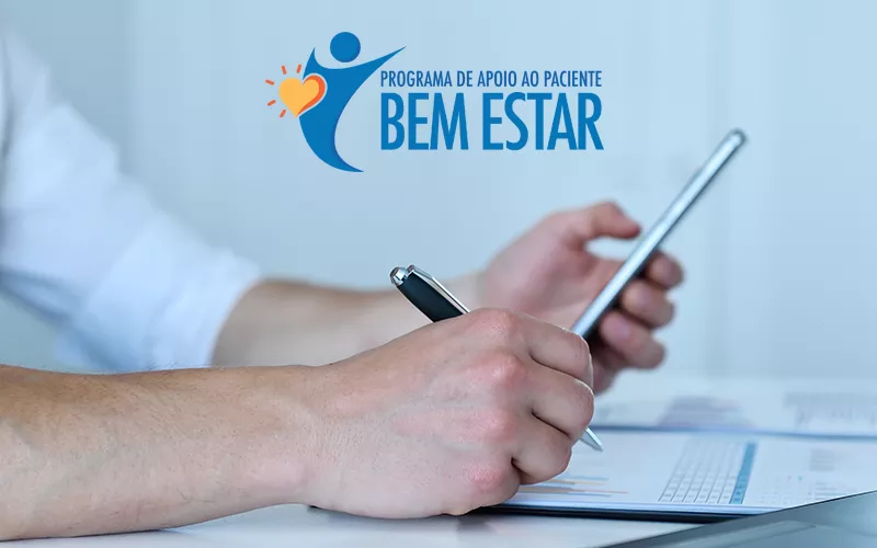 Mãos segurando caneta e tablet enquanto preenche um formulário, com o logotipo “Programa de Apoio ao Paciente Bem Estar” em cima.
