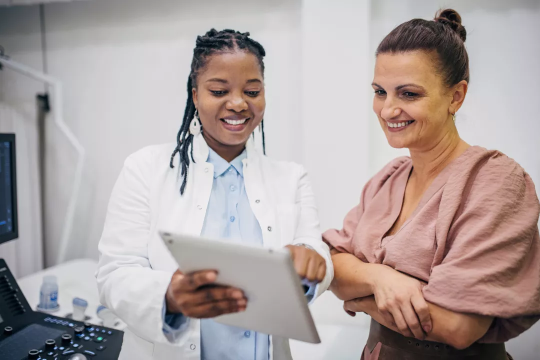 Doctora con paciente Doctora con paciente