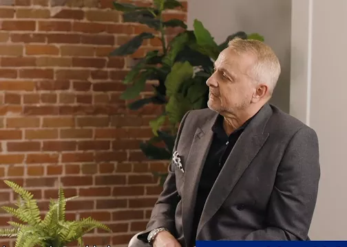 Doctor siendo entrevistado