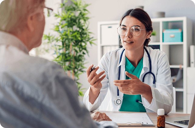 Consulta médica: evaluación de la gravedad de la hidradenitis supurativa Médico conversando con un paciente durante una consulta sobre hidradenitis supurativa.