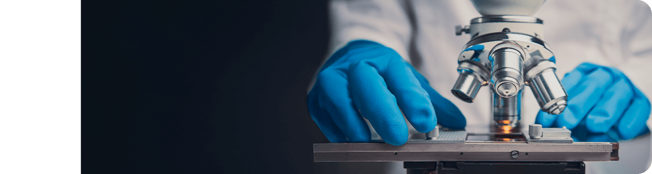 Immunology Masterhub, red académica de dermatología y reumatología de Novartis Microscopio y profesional usando guantes azules