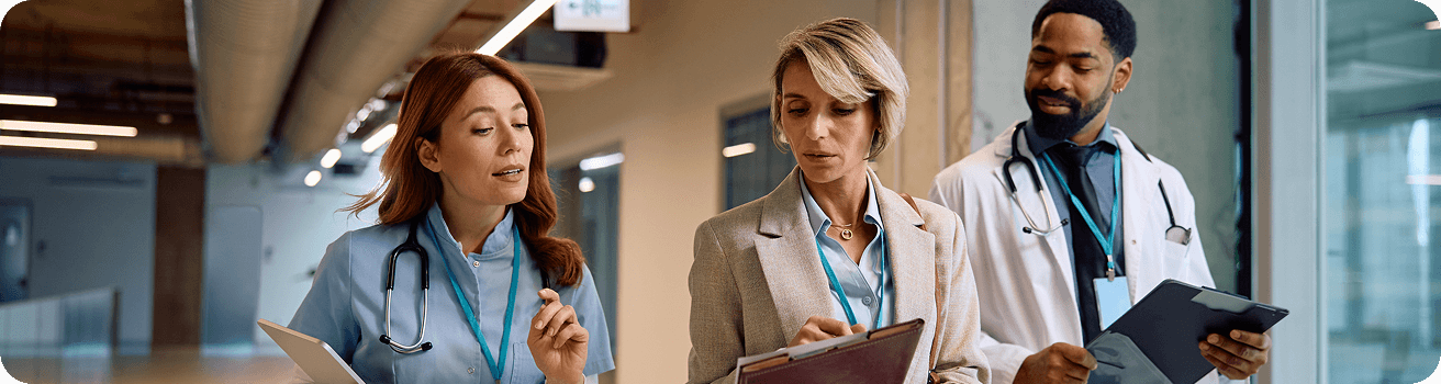 Profesionales de la salud conversando en un entorno hospitalario