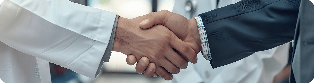 Imágen de un apretón de manos entre un médico y un representante, simbolizando la confianza y el acuerdo en la política y privacidad de Novartis