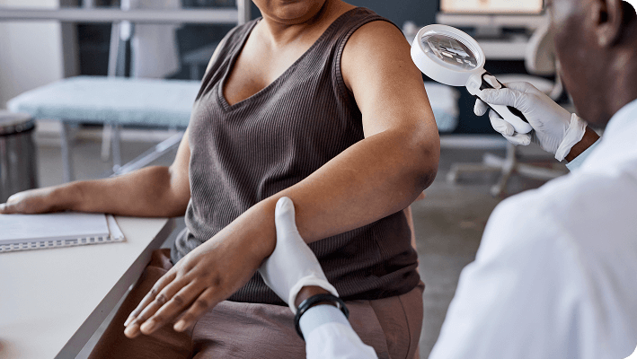 Médico examinando la piel de un paciente en busca de signos de hidradenitis supurativa Diagnóstico y examen médico