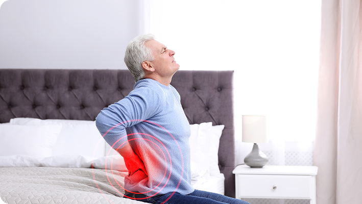 Hombre mayor con dolor lumbar Hombre mayor con dolor lumbar