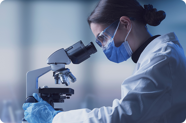 cientifica_usando_microscopio cientifica_usando_microscopio