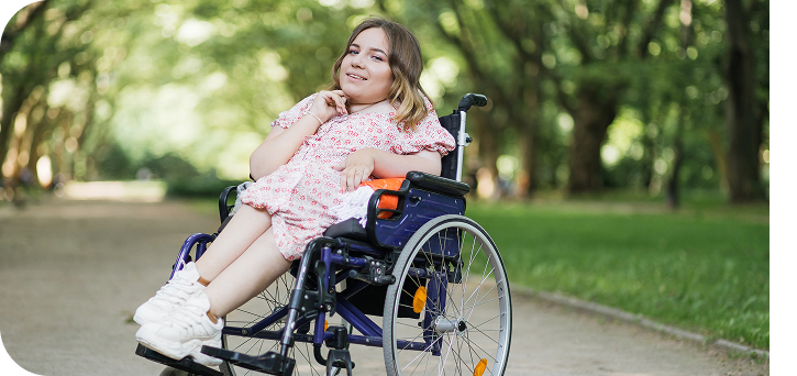 Mujer sonriente en silla de ruedas Mujer sonriente en silla de ruedas