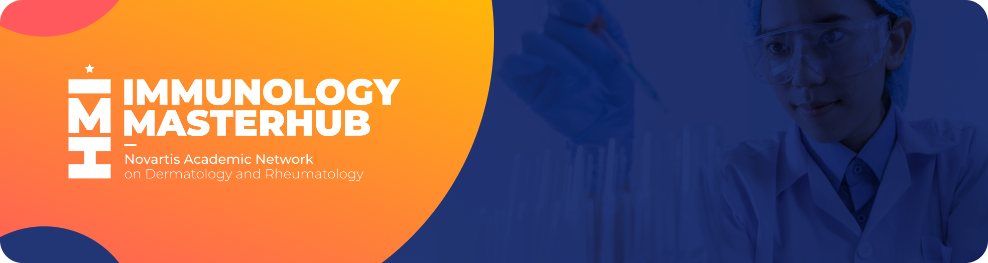 Microscopio y profesional usando guantes azules