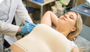 Mujer acostada en examen médico