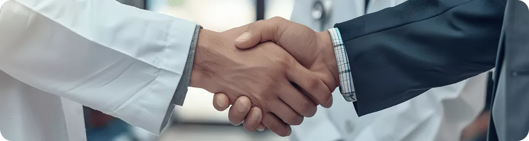 Imágen de un apretón de manos entre un médico y un representante, simbolizando la confianza y el acuerdo en la política y privacidad de Novartis