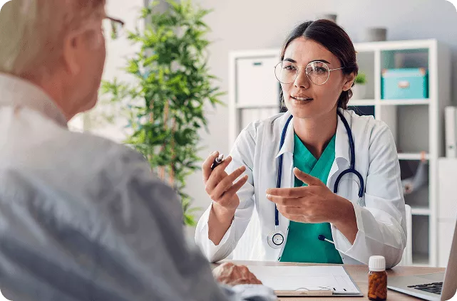 Médico conversando con un paciente durante una consulta sobre hidradenitis supurativa.