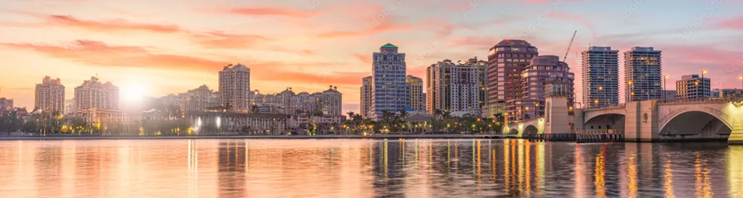 Ciudad de fondo en pleno atardecer