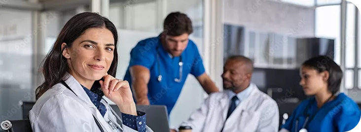 Médica sonriente con equipo sanitario
