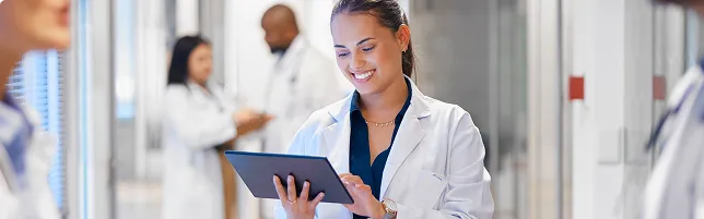 Doctora revisando Tablet