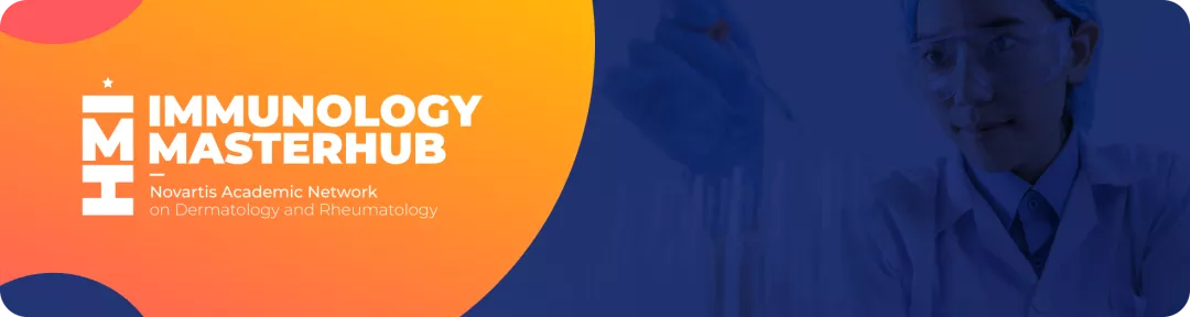 Microscopio y profesional usando guantes azules