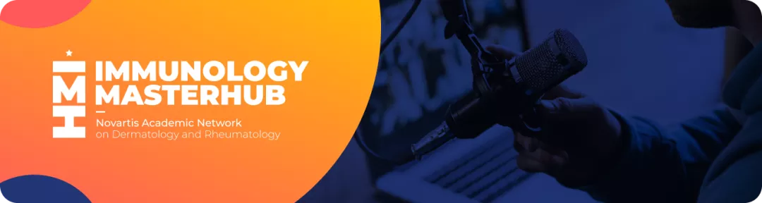 Persona sosteniendo micrófono profesional.