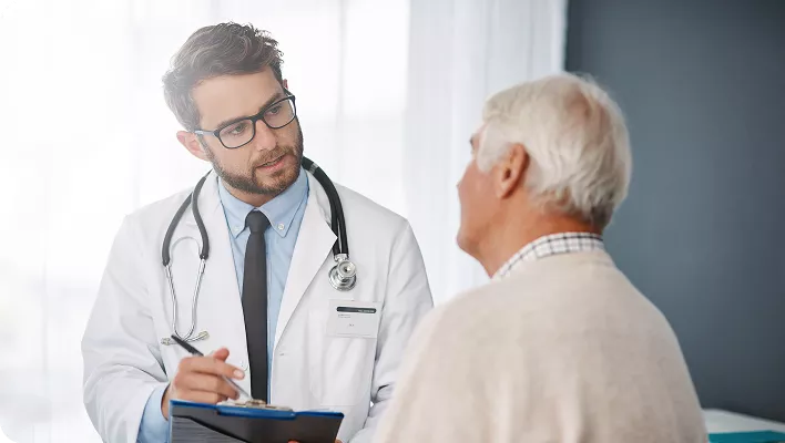 Médico atendiendo a un paciente