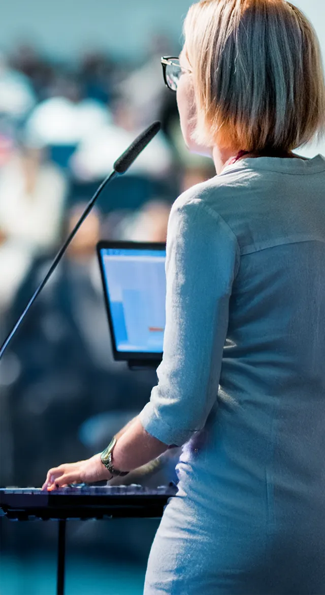 Mujer dando una conferencia