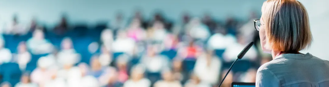 Mujer dando una conferencia