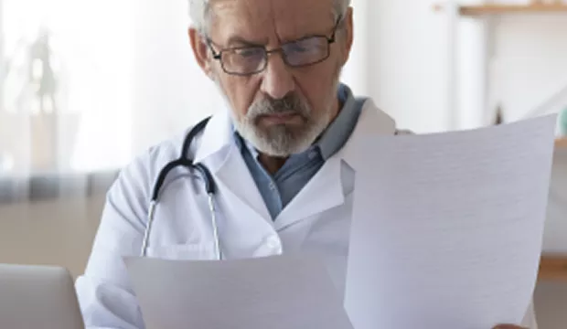 L’aggravation chez le patient en compensation cardiaque Docteur lisant des documents