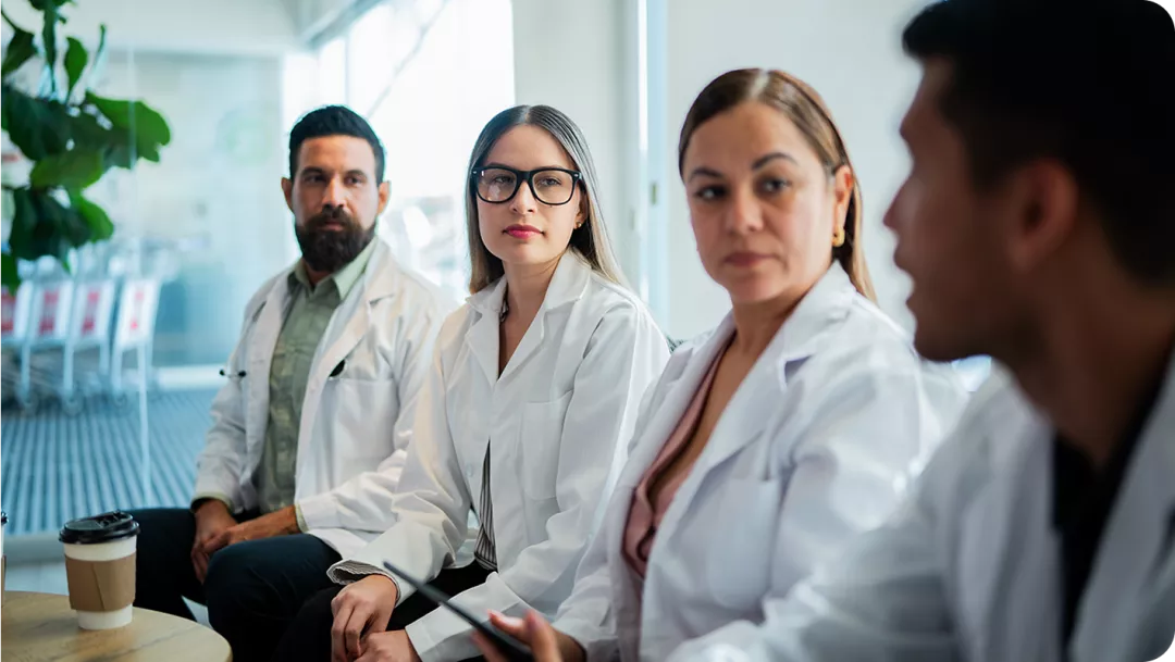 varios médicos
