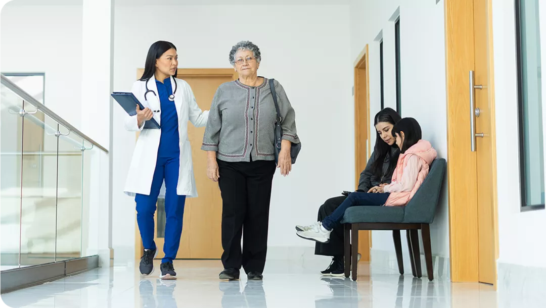 mujer y médico en los pasillos de un hospital